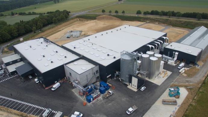 L’usine de Nesle a une capacité de 100 000 t de produits finis à partir des larves de mouches soldats noires (Hermetia Illucens), dont 15 000 t de protéines.